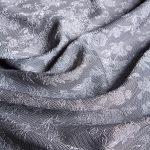 Ασημί Μπροκάρ με Ανάγλυφα Λουλούδια