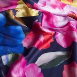 Πολύχρωμα Λουλούδια σε Μπλε Σκούρο Φόντο Silk Touch